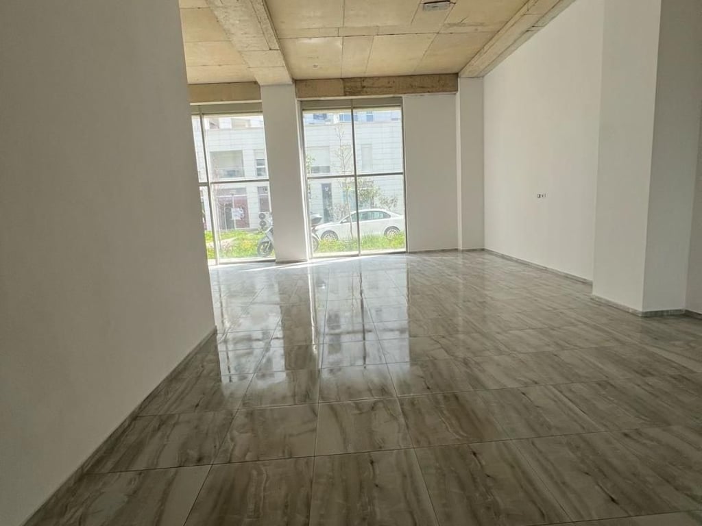 Offriamo un ampio e luminoso ambiente commerciale in affitto in uno dei quartieri più promettenti di Tirana, vicino al Bulevardit të Ri. Con una superficie lorda di 177 m2 (161 m2 netti).
