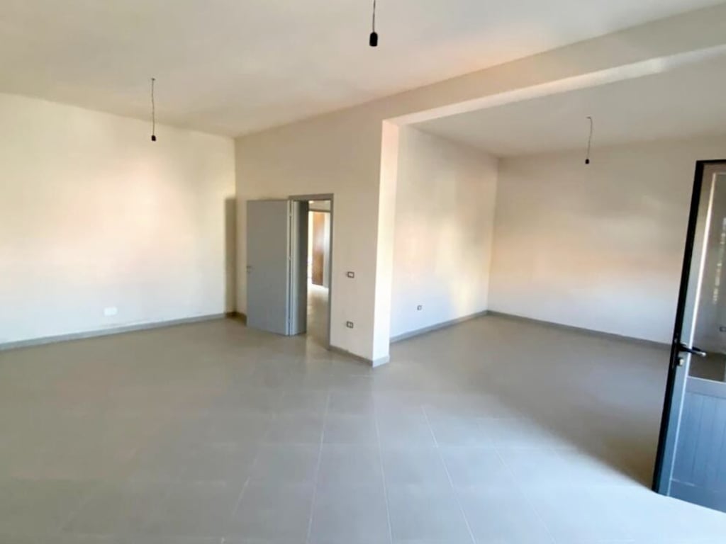 😍🏤A 4-story building is for sale by the road near "Supermarket Myftiu 2", a few meters from the main boulevard "Indrit Cara", Kavajë.