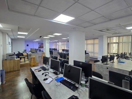 ✨ Ambient për Zyra Open Space për Qira në Qendër të Tiranës – 230 m²