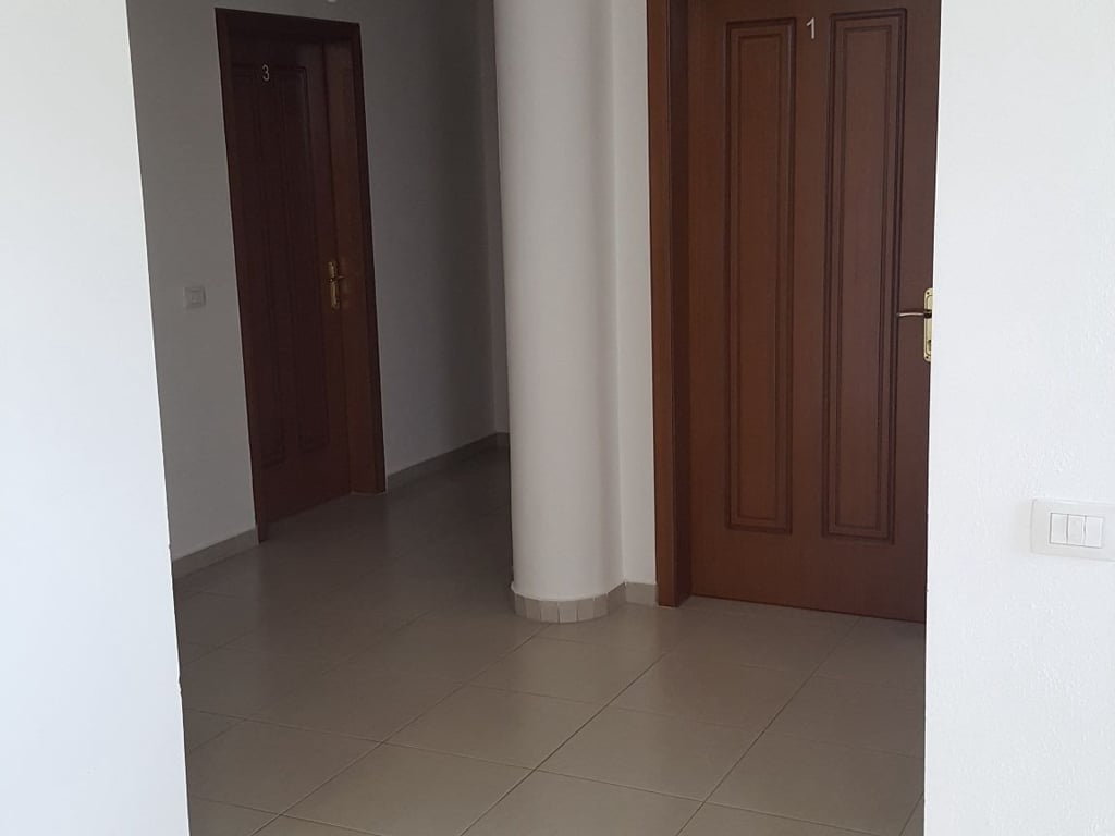 Jepet me qera apartament 1+1 ne Sauk me pamje nga liqeni Artificial
