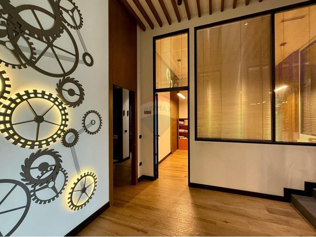 Tirane, jepet me qera ambjent biznesi , 146 m² 1.400 € (Rruga Aleksandër Moisiu)