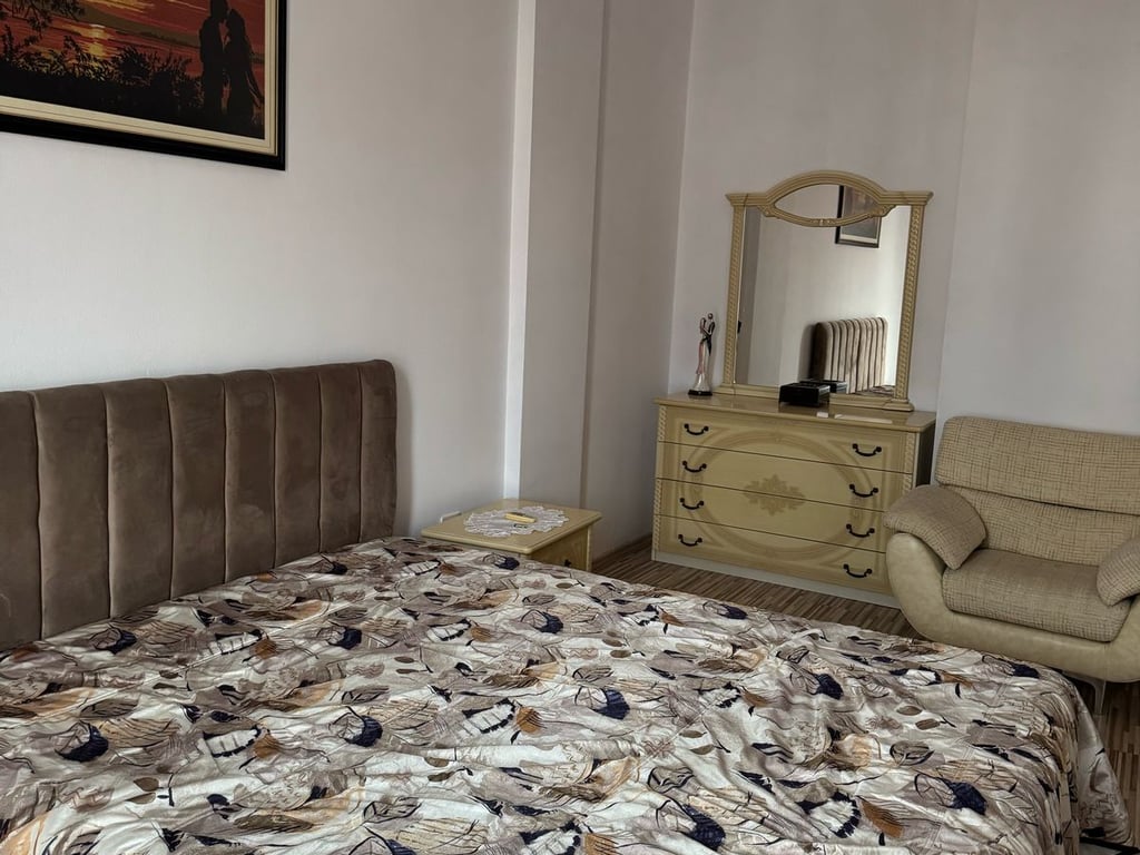 Jepet me qera Apartamenti 2+1 Rruga 5 maj , prapa concord center prane big market  Cmimi: 450mije leke
