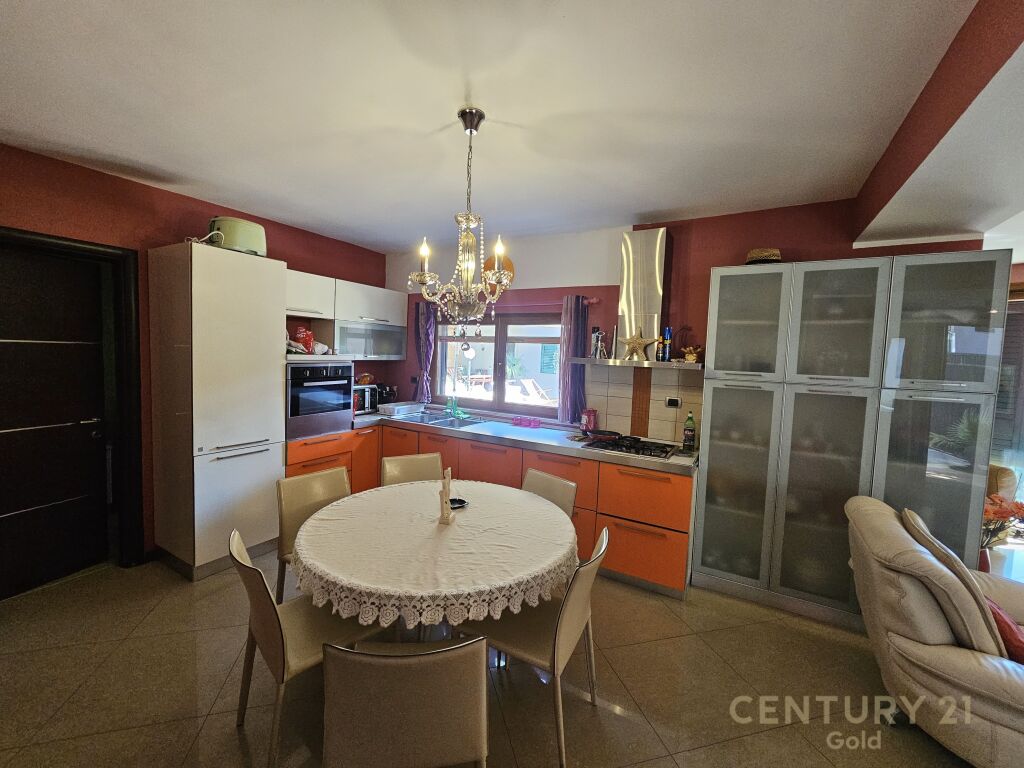 VILLA FOR SALE IN QERRET!