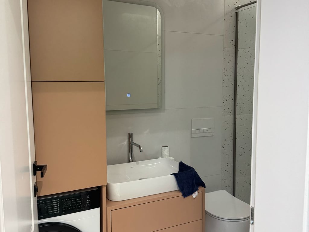 Affittasi appartamento 1+1 appena arredato, Via 5 Maggio, dietro il Concord Center. Prezzo: 450 euro.