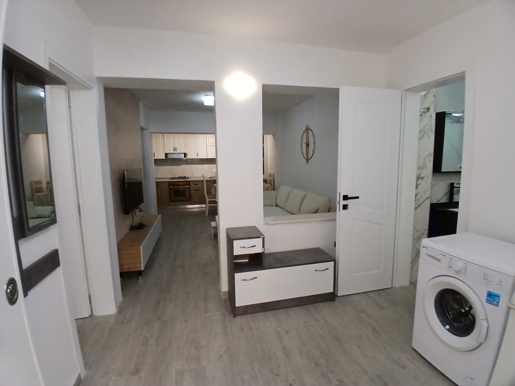 Jepet me qera Apartamenti 2+1, 21 Dhjetori ambasada Kineze  550 euro