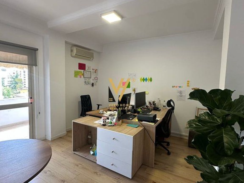 JEPET ZYRE 120 M2 ME QERA NE ISH BLLOK 1.000 EURO