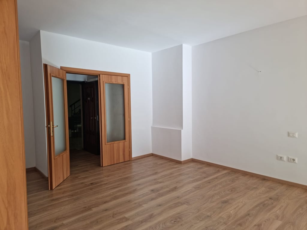 APARTAMET 2+1+2 TEK STADIUMI AIR ALBANIA PER QIRA