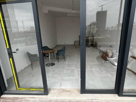 Space for rent on Bulevardi i Ri.