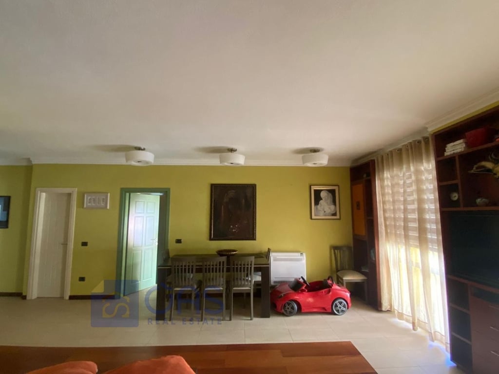 A 2+1 apartment is for rent at Pazari Ri.