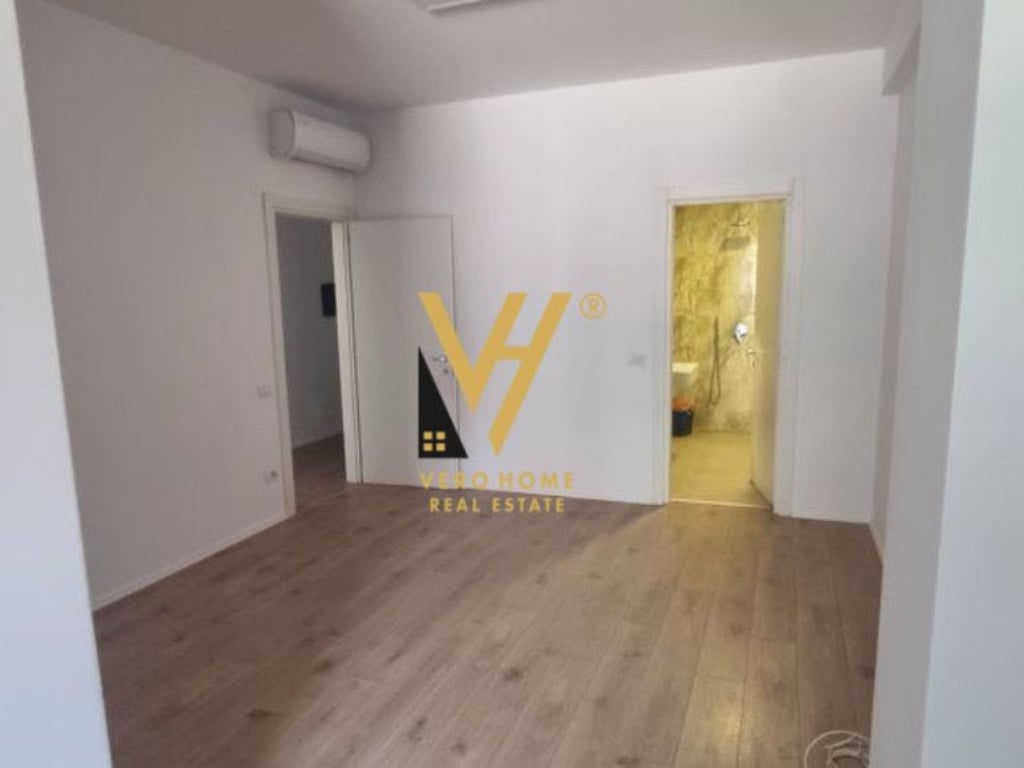 JEPET ZYRE 117 M2 ME QERA NE BLLOK 1.250 EURO