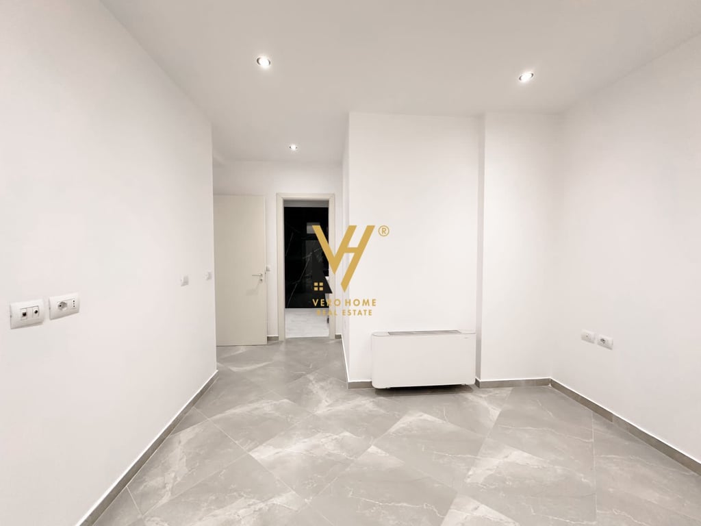 JEPET ZYRE 140 M2 ME QERA TEK RRUGA E KOSOVAREVE 1.300 EURO