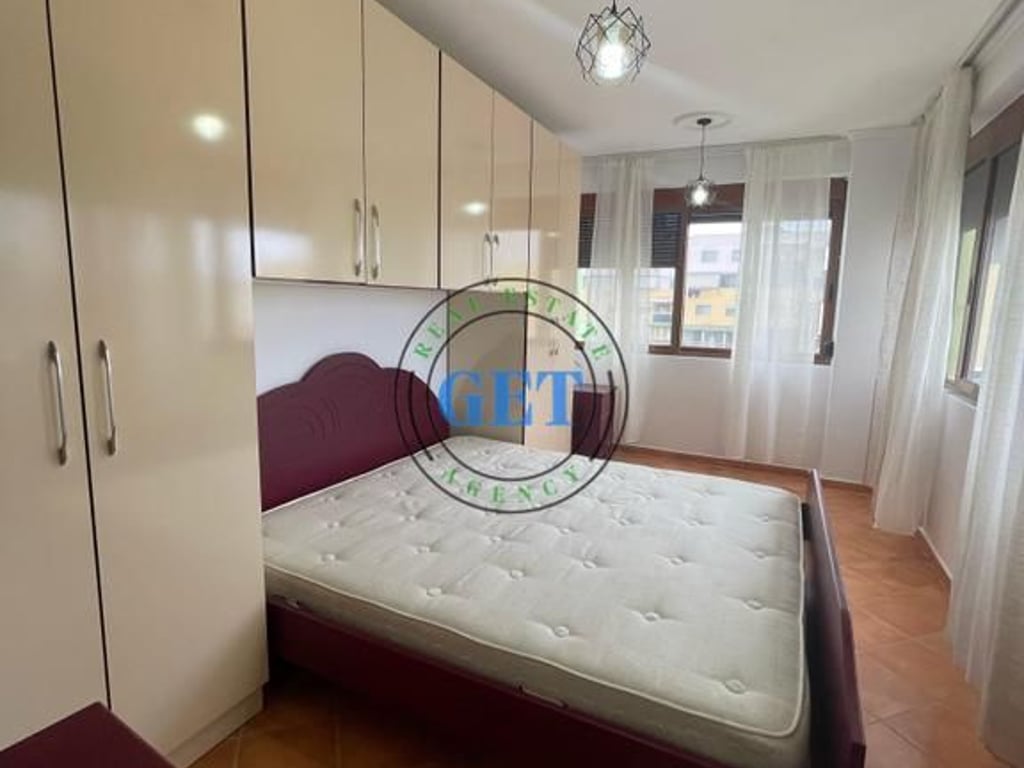 Disponojmë për shitje një Apartament 1+1 pranë Shkollës "Bajram Curri" në Plazh.