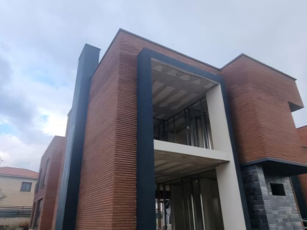 OKAZION: Vilë për Shitje në Roses Residence pranë Liqenit të Farkës!