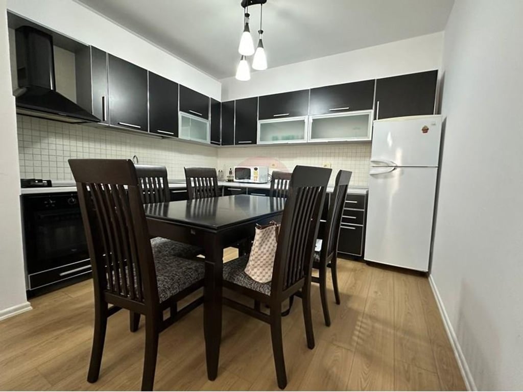 Jepet me qera apartament 2+1 te Stadiumi Dinamo