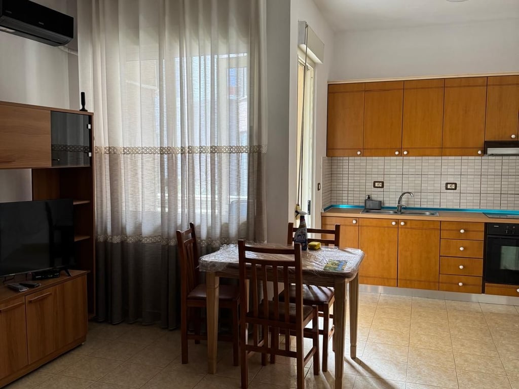 Affittasi appartamento 1+1, via 5 Maggio 450 mila lekë.