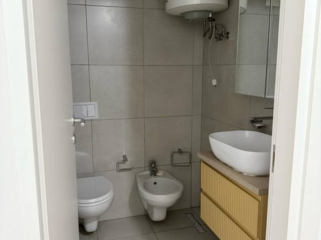 AFFITTASI 2+1+2 FIORI DI BOSKO 70.000 LEKË