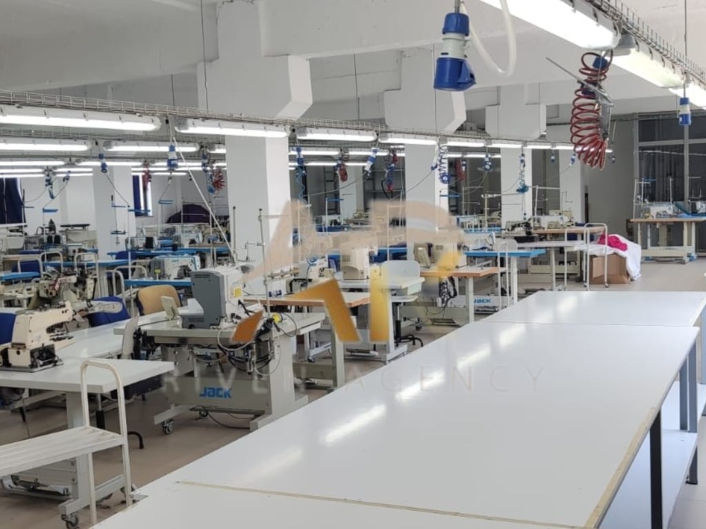 Jepet me qera Ambjent biznesi 2 katësh në Kombinat