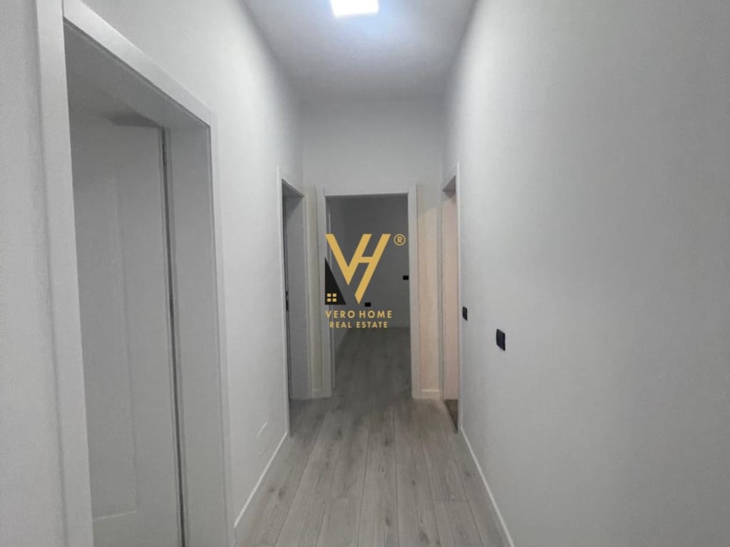 JEPET AMBJENT 75 M2 ME QERA TEK MYSLYM SHYRI 1.000 EURO