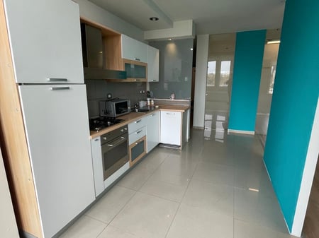 Jepet  Apartament 2+1  per zyra ose banim me Qira pranë Kullave Binjake
