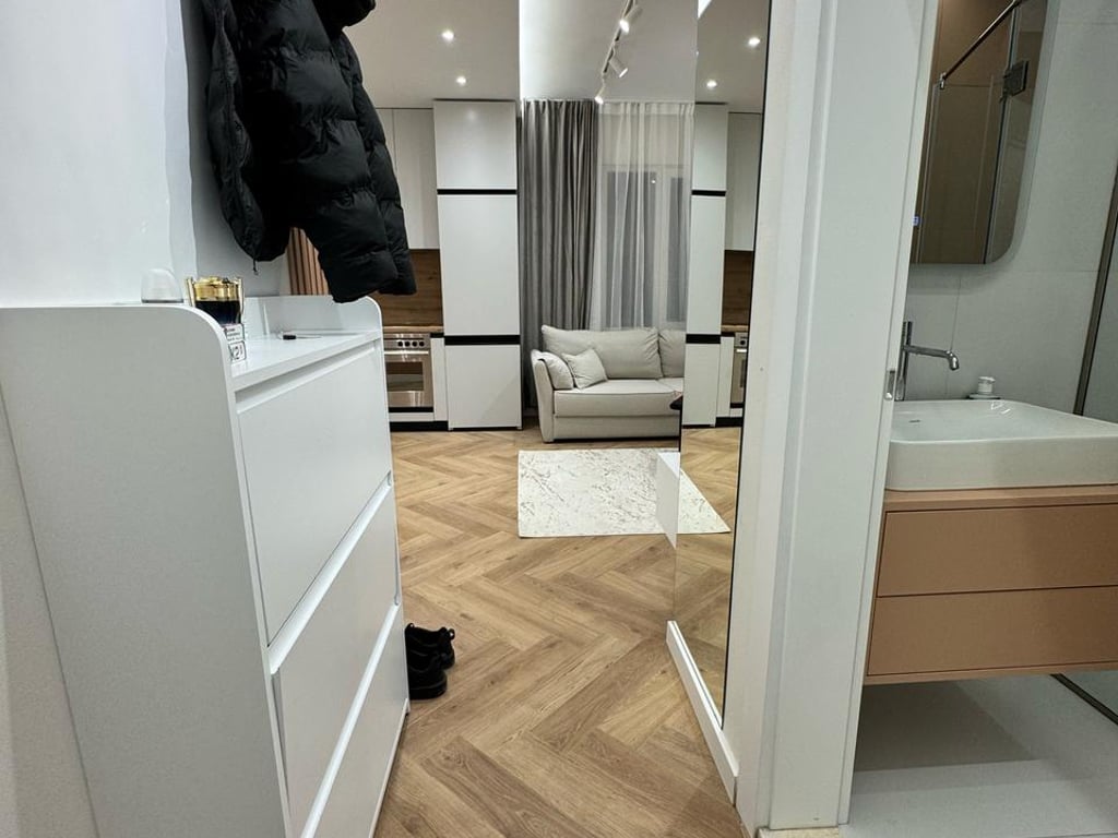 Jepet me qera Apartamenti 1+1,  rruga 5 Maj prane Concord Center ( Big market) 450 euro