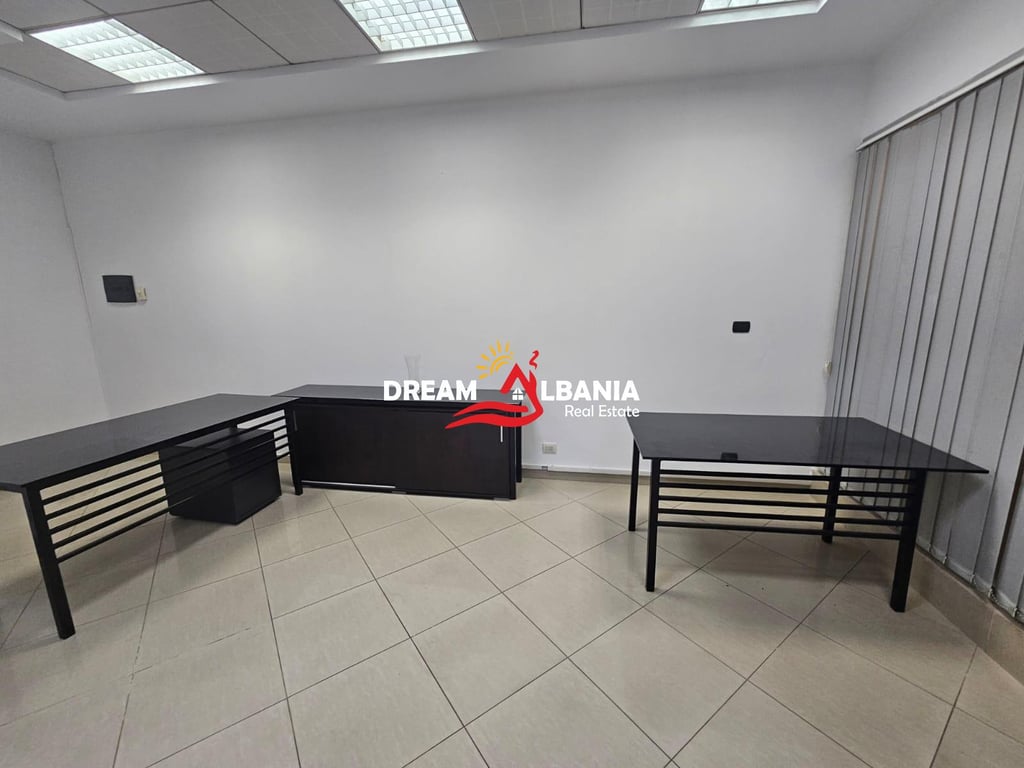 Ambient Biznesi/Zyre me qera tek dy Kullat Binjake – Rruga Deshmoret e Kombit ne Tirane (ID 42611304)