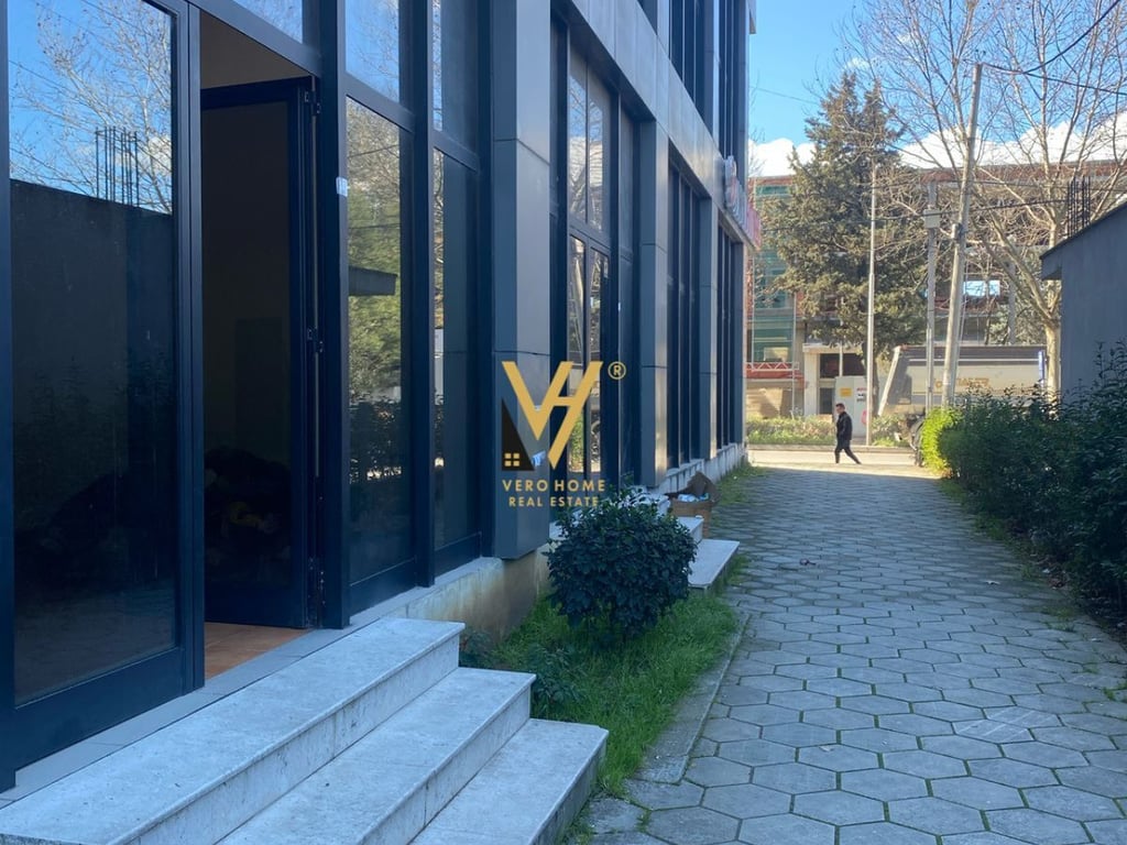 SHITET DYQAN 50 M2 NE KAMEZ 65.000 EURO
