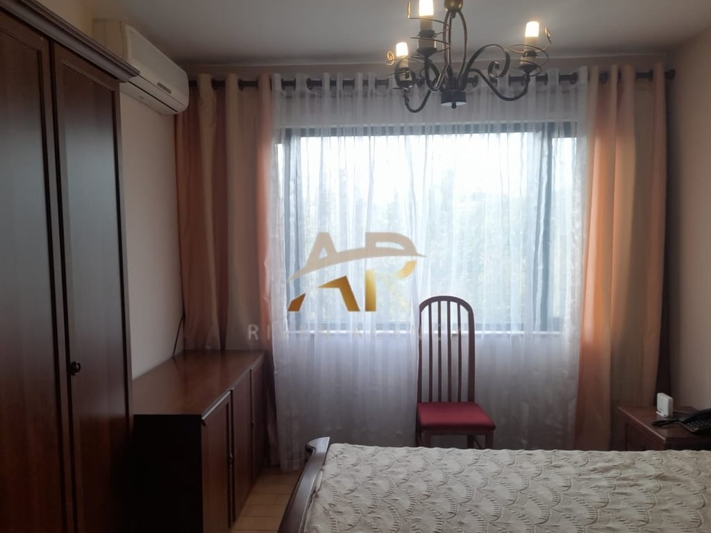 Jepet me qera apartament 3+1+kuzhinë më vete në Vasil Shanto
