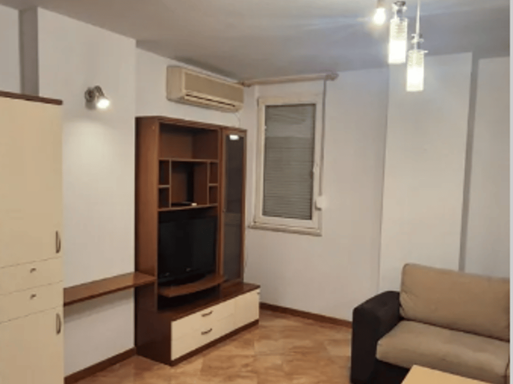 A 3+1 apartment is available for rent at the former Exhibition Center near Myslym Shyri.