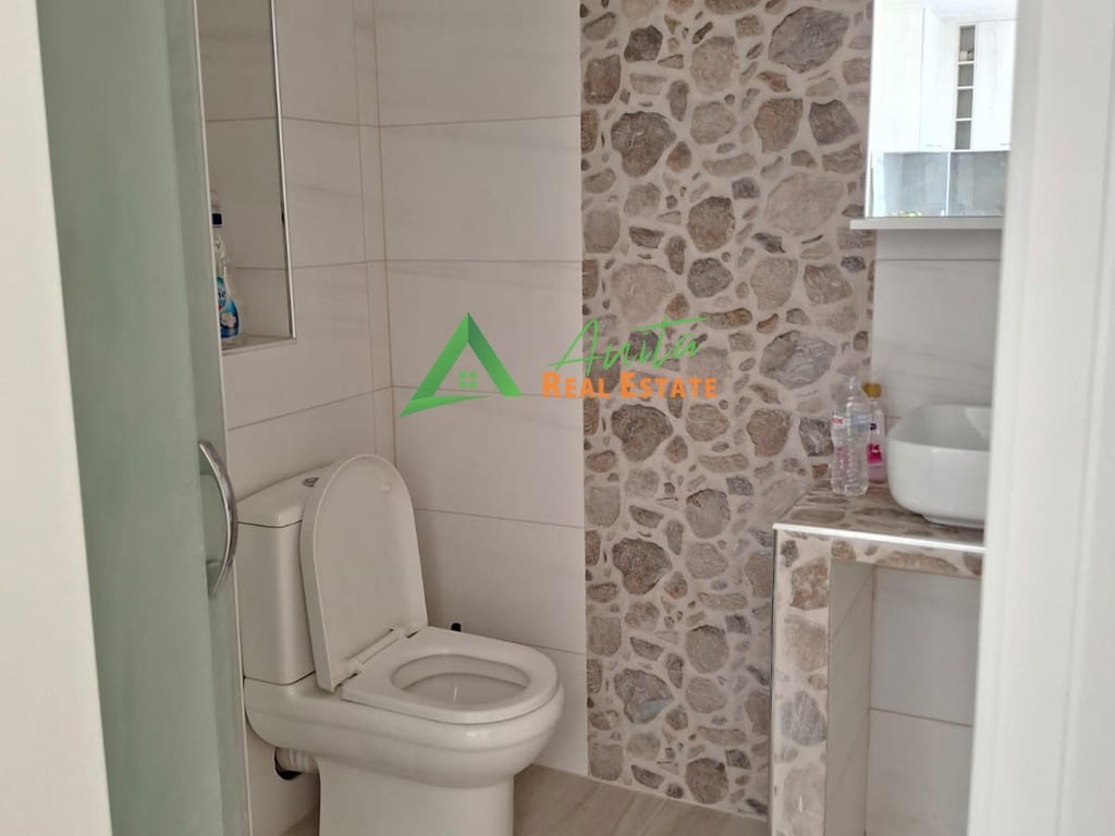 Misto Mame ofron për qira një apartament 2+1 të mobiluar dhe të pa mobiluar.