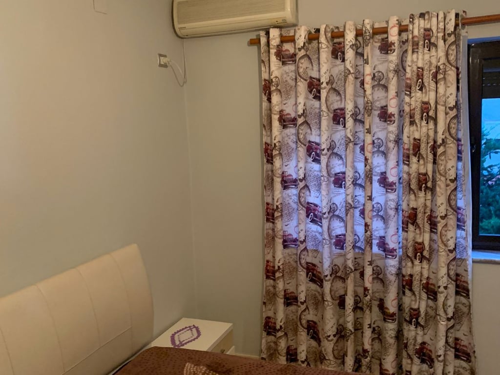 Affittasi appartamento 3+1, Xhamllik presso Piazza Shtraus 500 euro