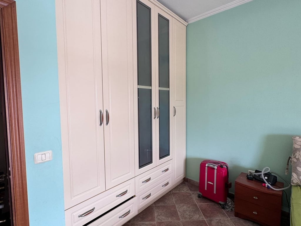 Jepet me qera Apartamenti 1+1 , rruga Kavajes perballe Noves ( del dhe tek Ura Nisherakut )  Cmimi: 550 euro 