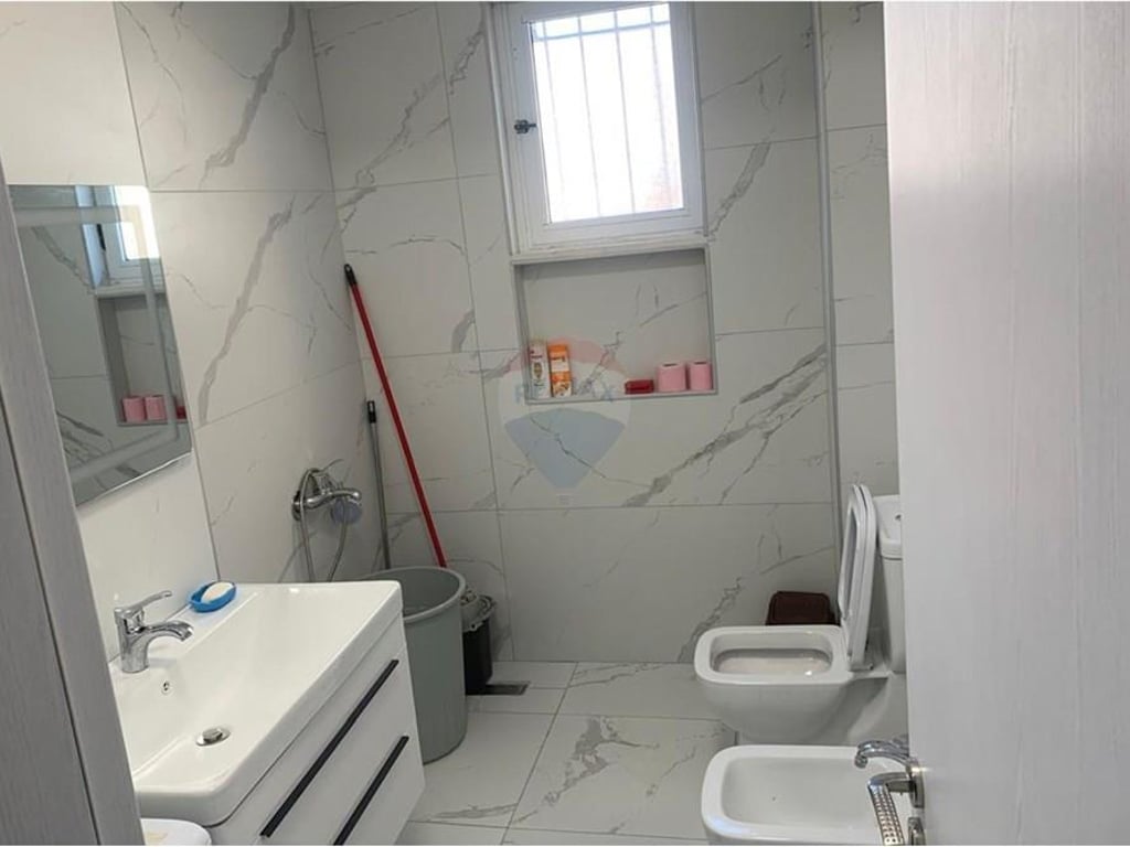 Jepet ambient zyrash me qira tek Myslym Shyri! 1200€