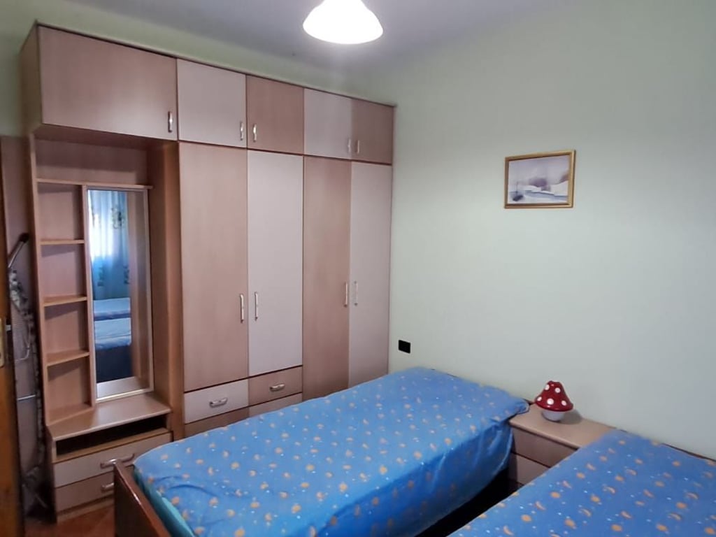 Jepet me qera Apartamenti 2+1 , rruga e Kavajes prane Poliklinikes Zoja e Keshillit te Mire  Cmimi: 650 euro 