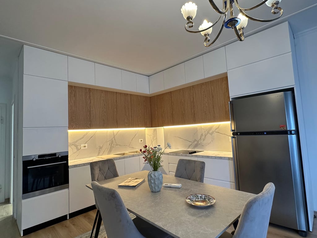 2+1+2 apartment for rent in Shallvaret.