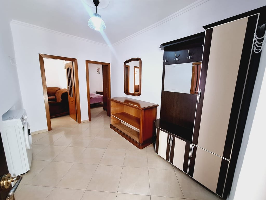 Tirana, affittasi appartamento 2+1 al 4° piano, 60 m² (Mine Peza) 47.000 Lek.