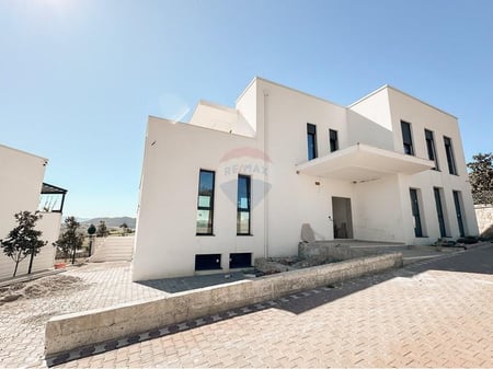 Villa di Lusso a Tirana: 8 Camere + Piscina