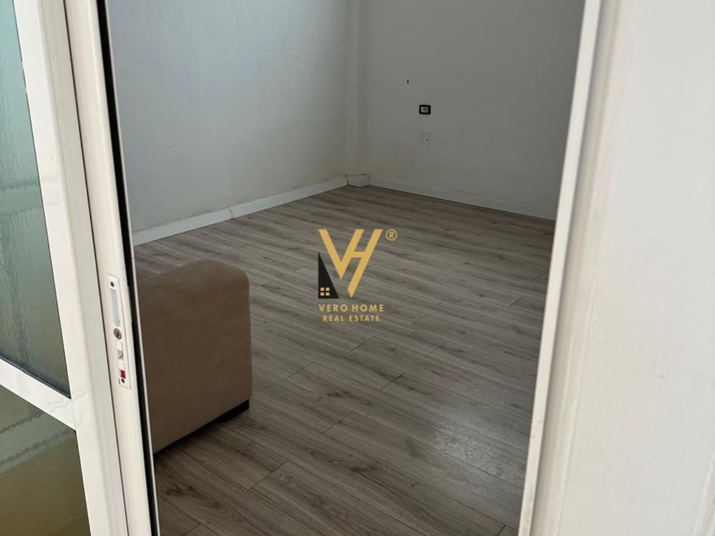 JEPET AMBIENT 130 M2 ME QERA TE ISH EKSPOZITA 800 EURO