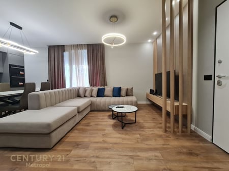 OFROJ PER QIRA APARTAMENT LUKSOZ ME VERANDE 2+1+2 me POST PARKIMI-TEG!