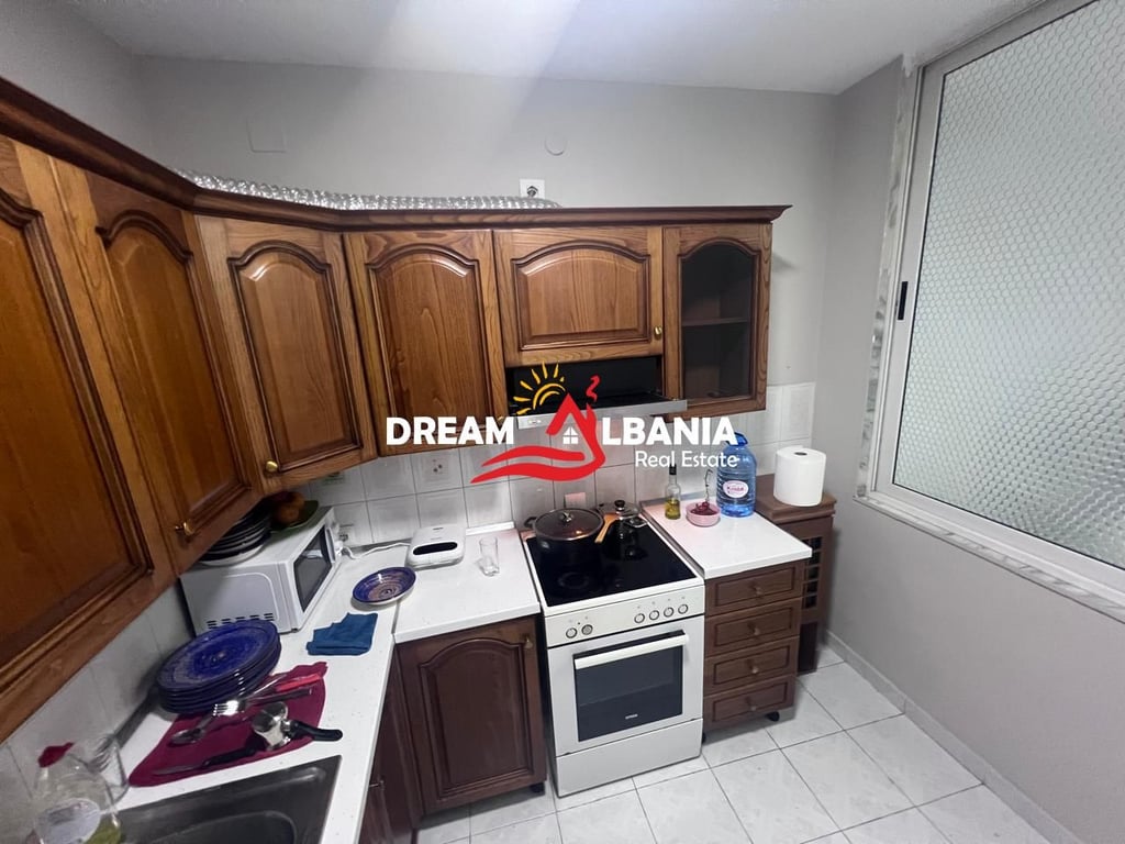  Apartament me qera 2+1 në Komunën e Parisit – Mobilim bashkëkohor dhe vendndodhje ideale!