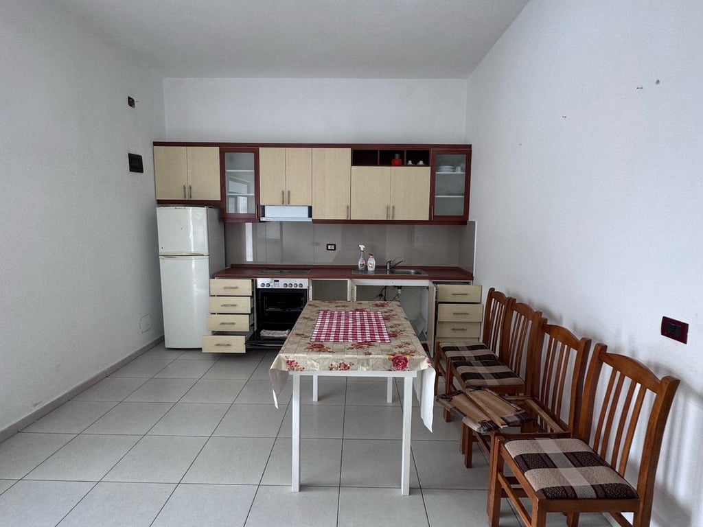 Affittasi appartamento 2+1, Astir vicino a Wellit 400 mila lekë.