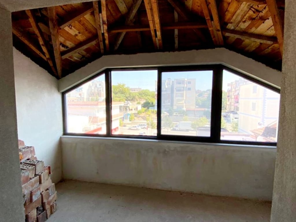 😍🏤A 4-story building is for sale by the road near "Supermarket Myftiu 2", a few meters from the main boulevard "Indrit Cara", Kavajë.