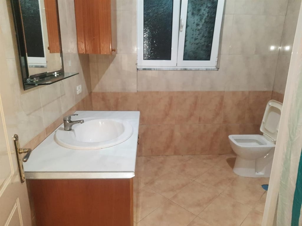 A 2+1 apartment for rent is available on Kodra e Priftit street.