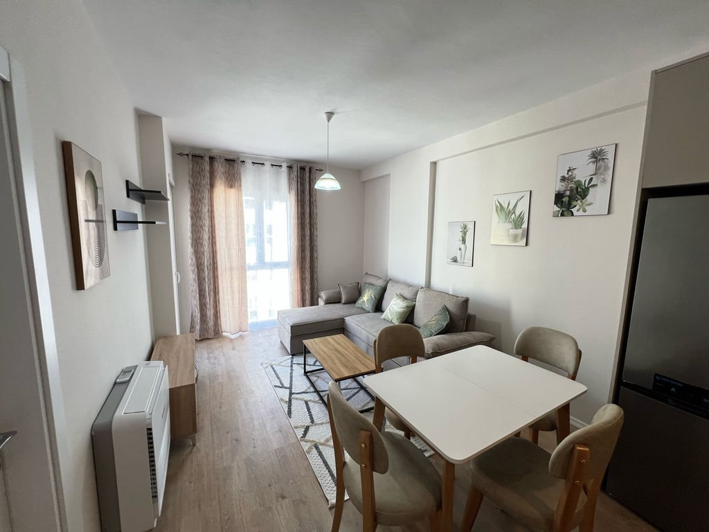 APARTAMENT ME QIRA NE TIRANE  , Univers City