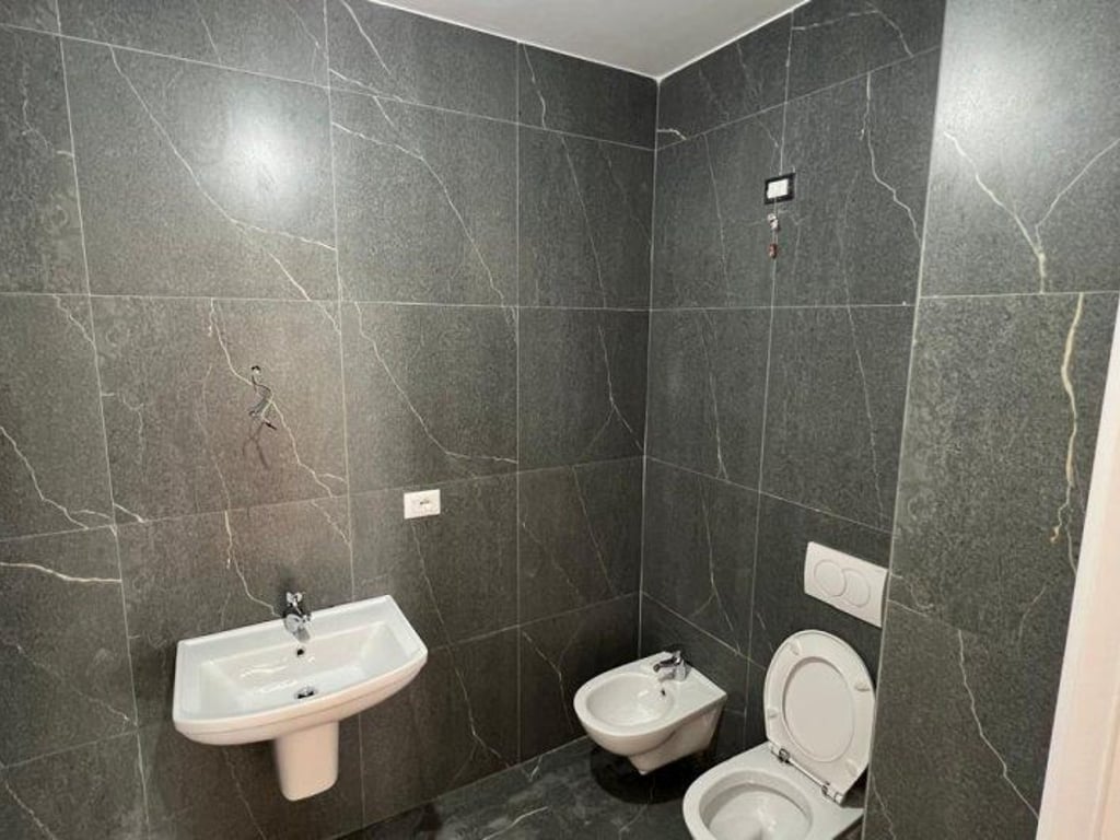 OFFICE FOR RENT 106M2 1400 EURO LAKE VIEW KOSOVAREVE STREET