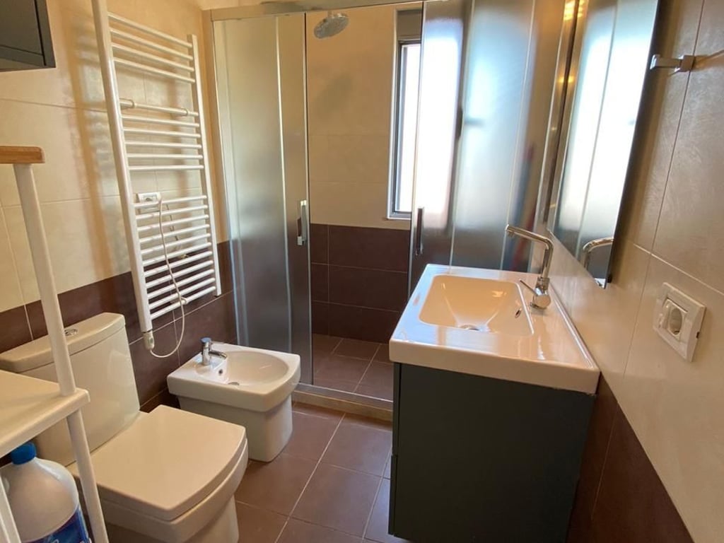 AFFITTASI Appartamento 2+1 + POSTO AUTO al Lago di Tirana