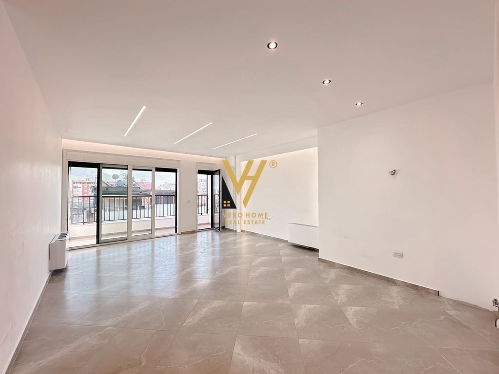 JEPET ZYRE 140 M2 ME QERA TEK RRUGA E KOSOVAREVE 1.300 EURO