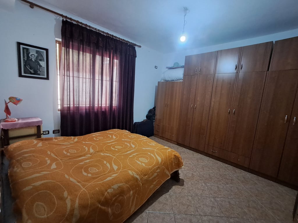 Shitet apartament 3+1 + garazh te Kodra e Vilës!