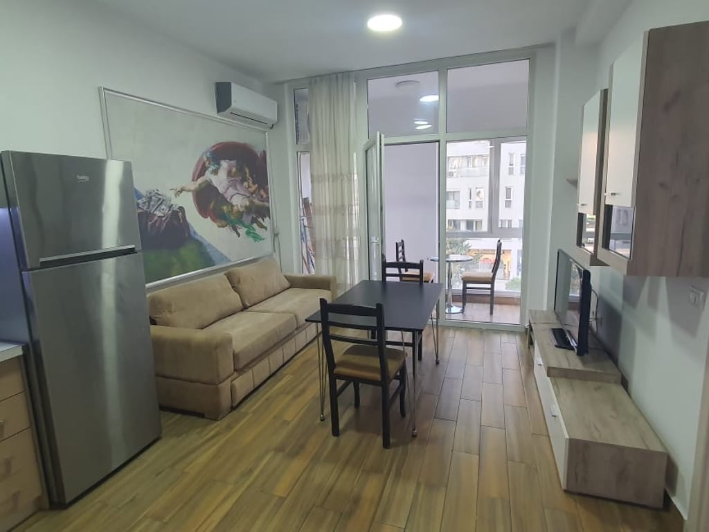 1+1, Kika Complex 2, Paris Commune, 570 euros