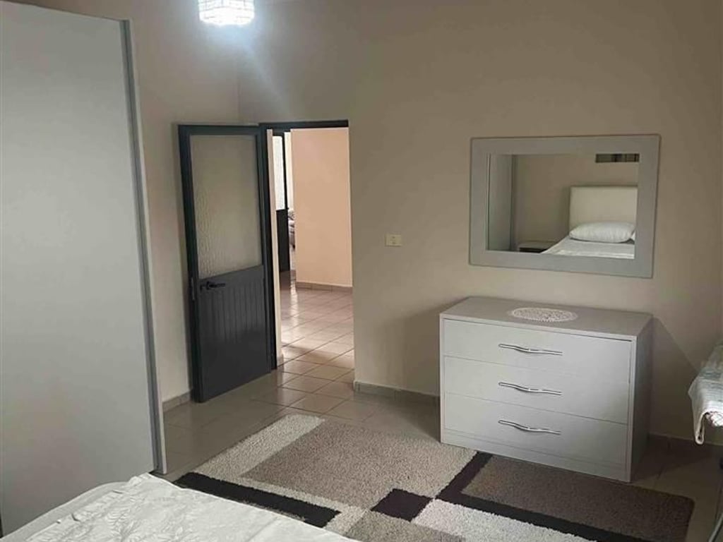 Affittasi appartamento 1+1, alla fine di via Don Bosko vicino a Neptun, 400 mila lekë.