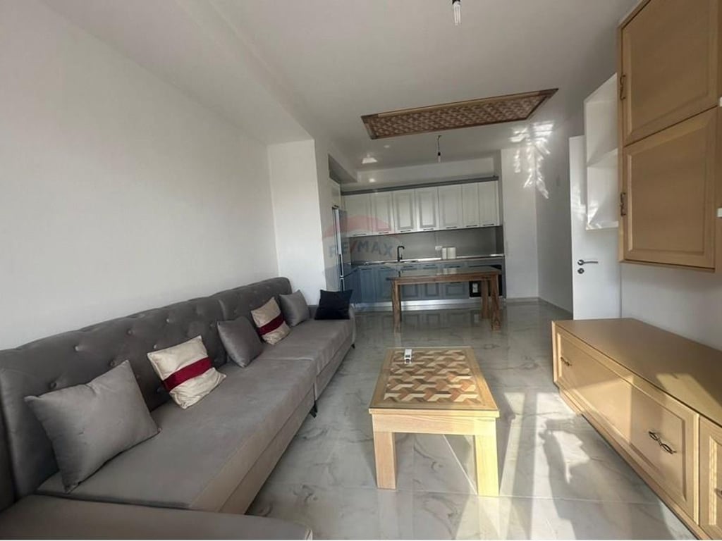 Shitet apartament 2+1+2+garazh prane Europianit
